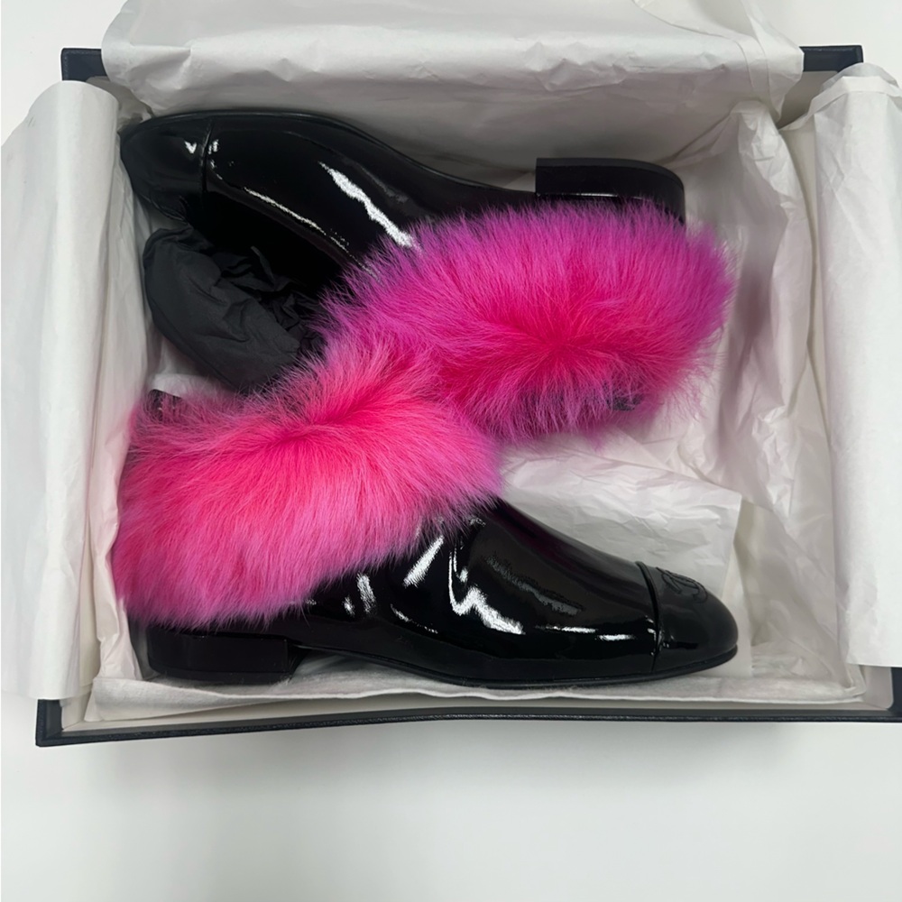 CHANEL Patent Shearling Lambskin Cap Toe Short Boots in 
Black/Pink - Picture 2 of 9
